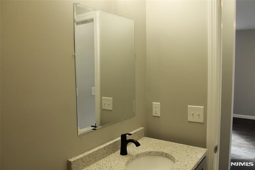 Building Photo - 519 Roosevelt Ave