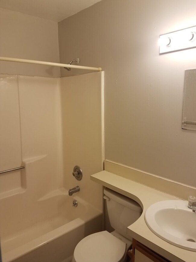 Building Photo - Cozy Townhome in Newport News