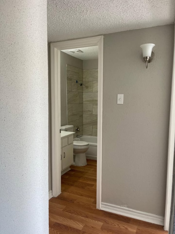 Building Photo - 5625 Antoine Dr