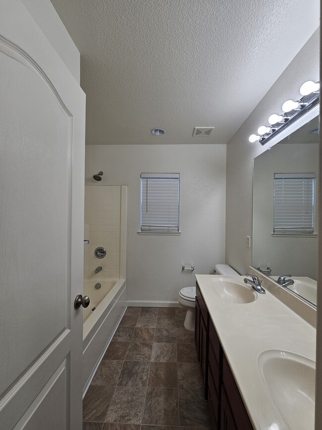 Building Photo - 8 Halsey Pl