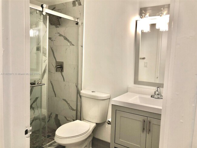 Building Photo - 905 Brickell Bay Dr