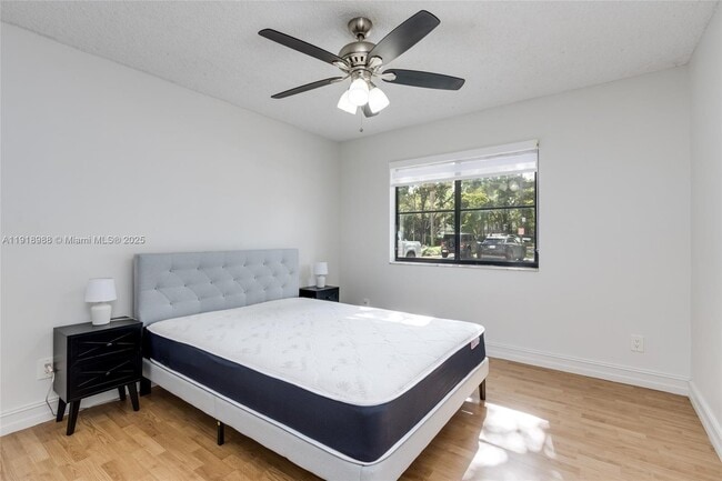 Building Photo - 650 S Park Rd