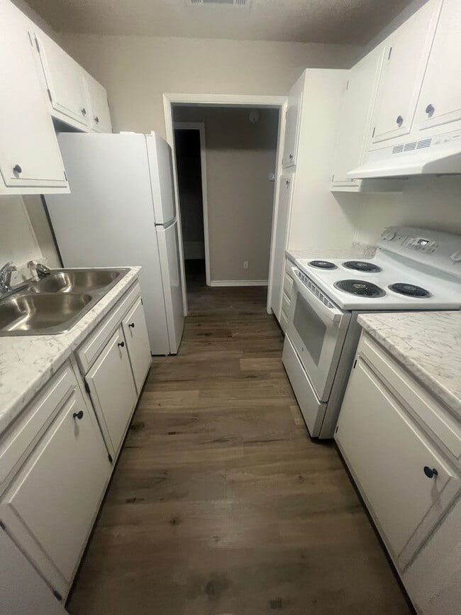 Building Photo - Remodeled Apartment 2 Bed / 1 Bath