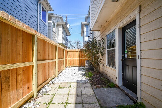 Building Photo - 1833 Keene St