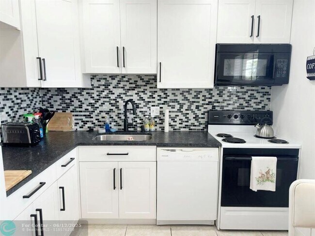 Building Photo - 7505 NW 5th Pl