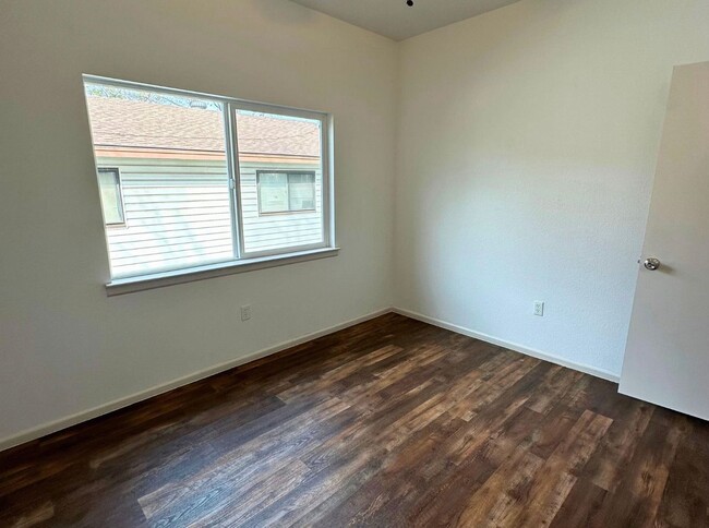 Building Photo - Charming 3 Bed 2 Bath Home - Fenced Backyard!