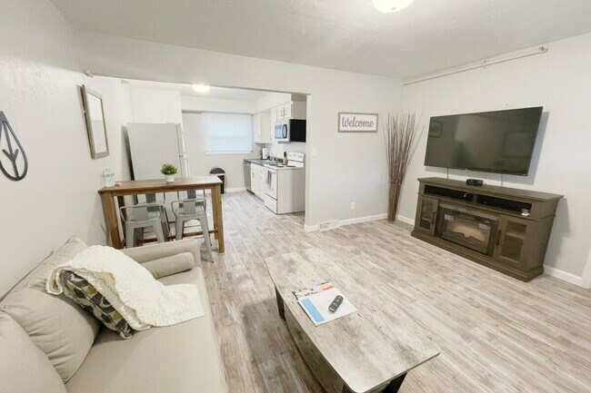 Building Photo - 826 W Weiland Ave