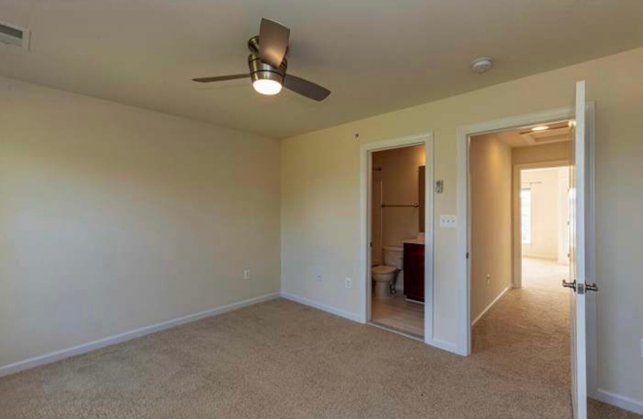 Building Photo - 7440 Riding Meadow Way