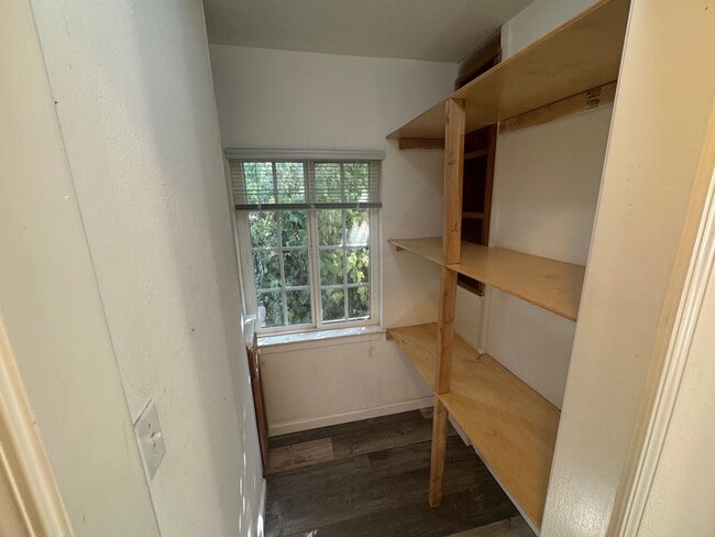 Building Photo - Small Single Family Home | 2 bed 1 bath | ...