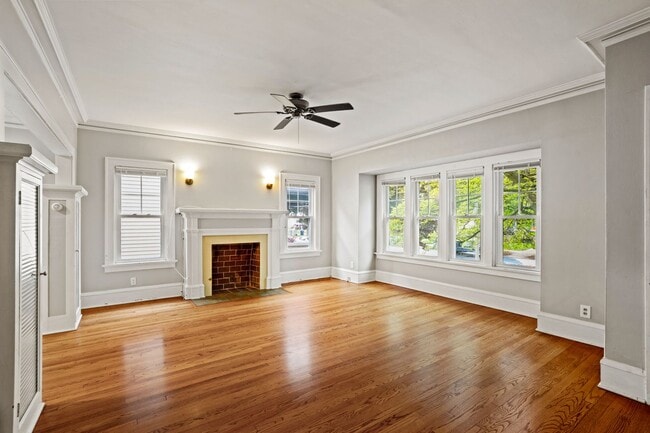 Building Photo - Rare 2 bedroom Lower