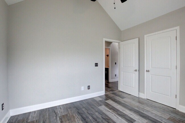 Building Photo - Sharp 3bed 2 ba.  upgrades throughout.