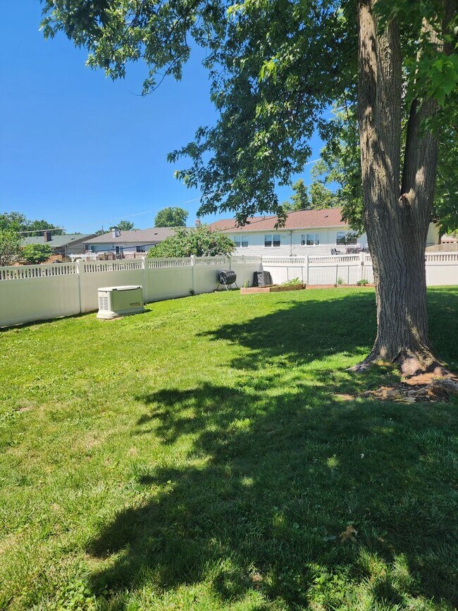 Building Photo - 3 bedroom 3 bathroom house with lots of extras