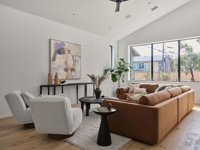 Building Photo - 2305 Westoak Dr