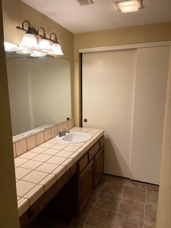 Building Photo - Beautiful Bottom Floor Unit in Ridgecrest Condos! Month to Month Lease!