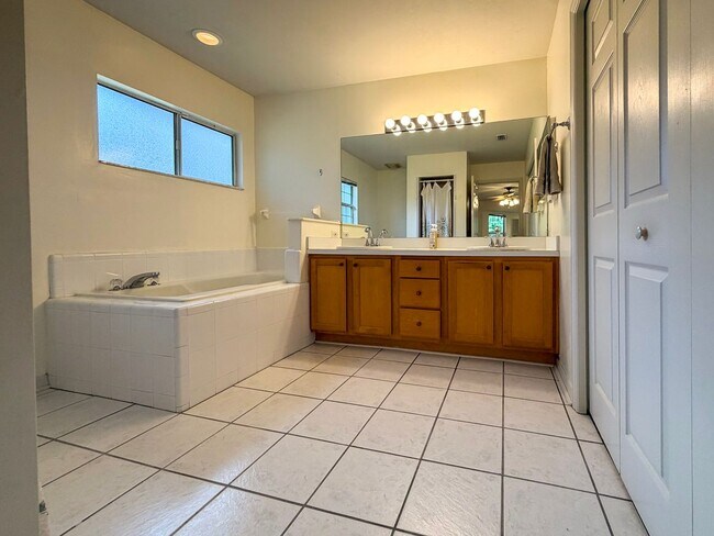 Building Photo - 4BR/2BA POOL home in NW Gainesville!