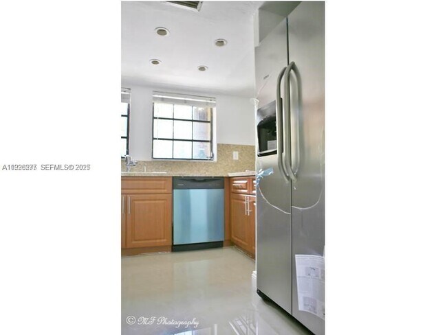 Building Photo - 1990 Brickell Ave