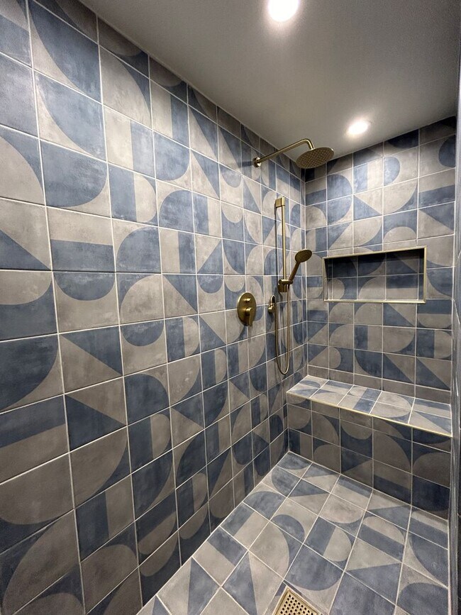 Building Photo - Craftsman Style House  Close to Downtown New Braunfels / Fridge Included/ No Carpet / Large Backy...