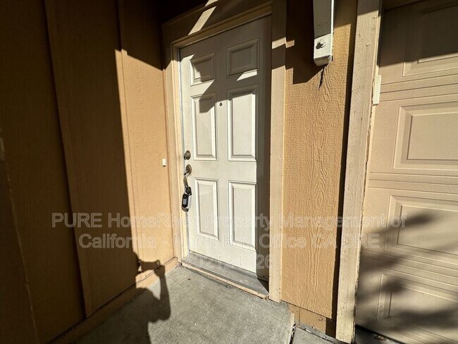Building Photo - 2218 Versailles St