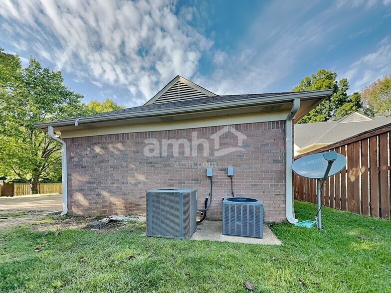 Building Photo - 1015 Warwick Pl