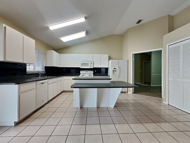 Building Photo - 15008 Redcliff Dr