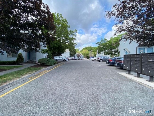 Building Photo - 19 Somers St