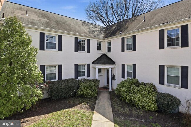 Building Photo - 1305 S Walter Reed Dr