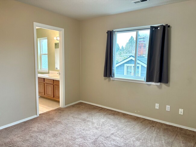 Building Photo - Central Gresham, Spacious 3 Bedroom, 2.5 B...