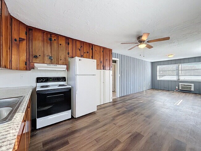 Building Photo - 652 East Harbor Dr S