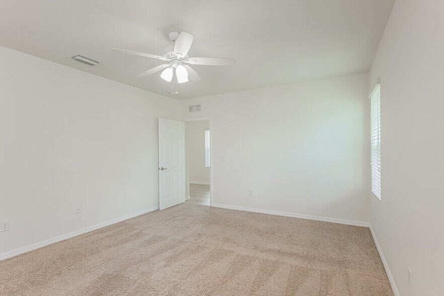 Building Photo - 203 NE 9th Ave