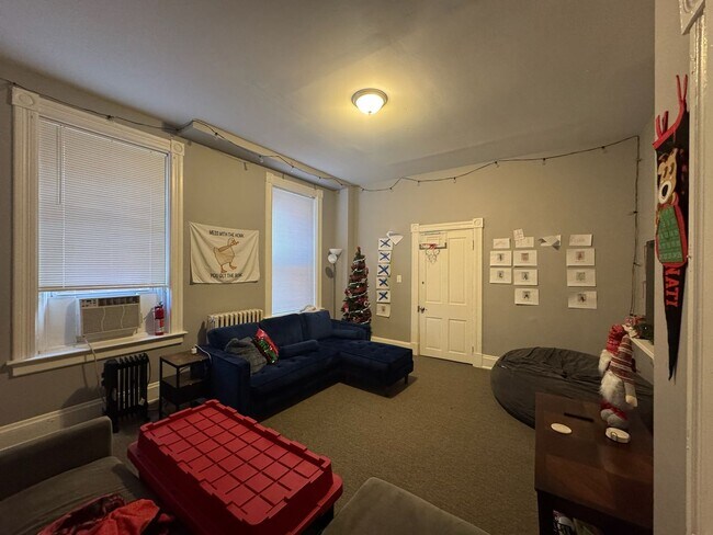 Building Photo - 7 bedroom/ 3bath Mins. from UC + Med Campu...