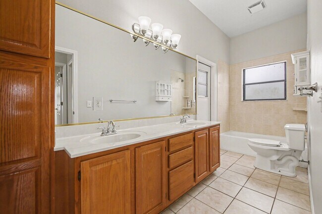 Building Photo - Canal front home!