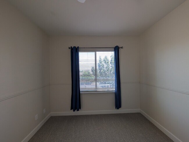 Building Photo - 208 Yellow Rose Cir