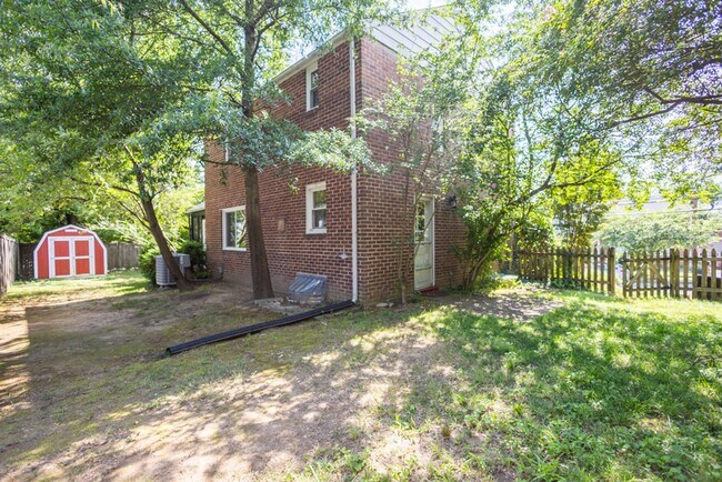 Building Photo - Charming  3 BR/1 BA Single-Family Home in ...