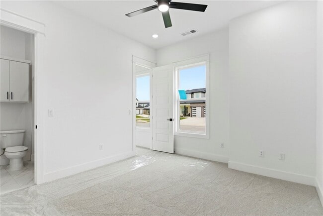 Building Photo - 421 Hedge Dr