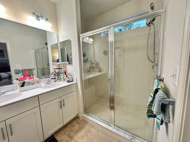 Building Photo - Amazing 4 BR/3.5 BA EOG Townhome in Lanham!