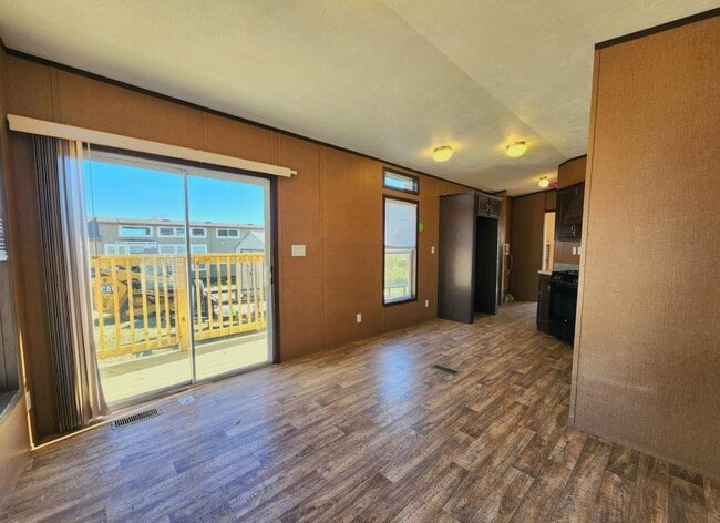 Building Photo - 140 Holy Temple St