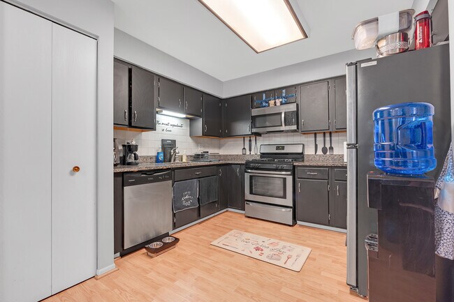 Building Photo - 691 W Streamwood Blvd