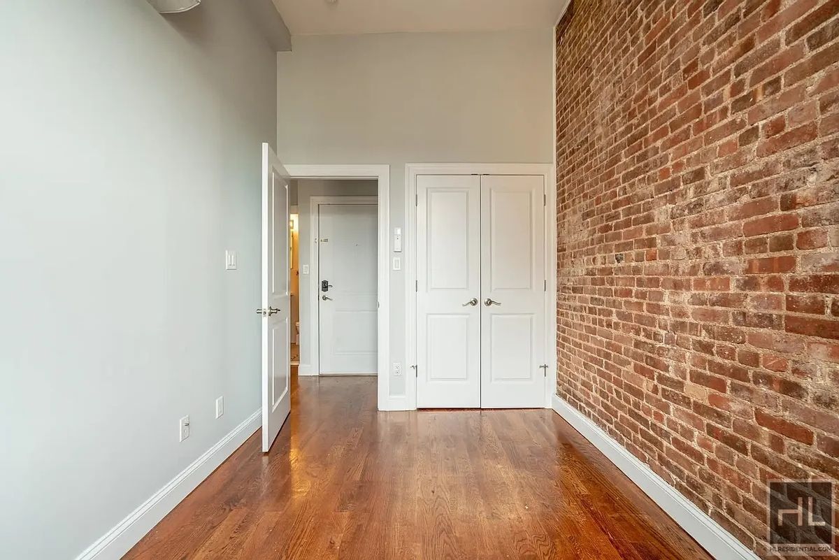 Building Photo - Gorgeous 1 Bedroom on Striver's Row!