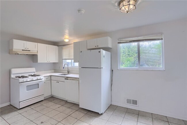 Building Photo - 448 Brierly Ln
