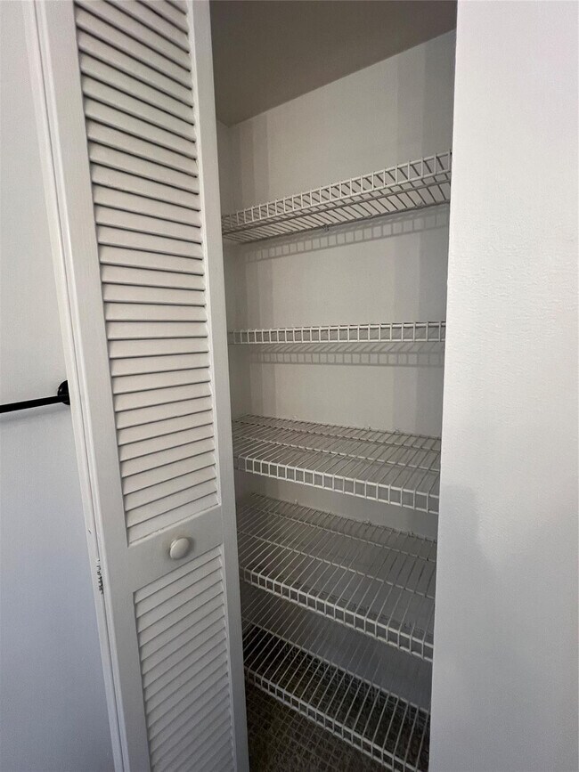 Building Photo - 2615 NE 3rd Ct