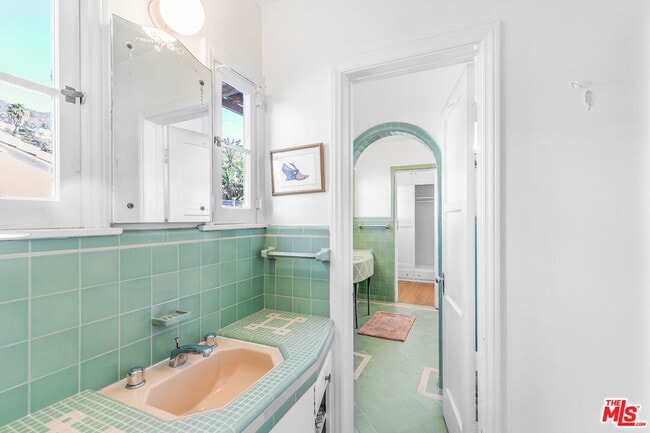 Building Photo - 1530 Valley View Rd