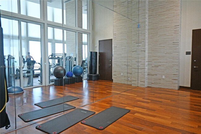 Building Photo - 15811 Collins Ave