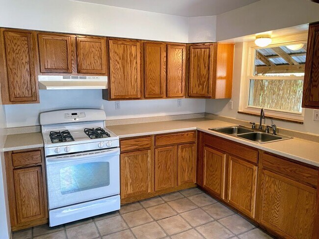 Building Photo - Nice sized Two Bedroom House!