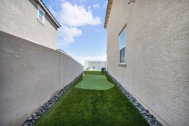 Building Photo - Spacious 5-Bedroom Home with Loft, Pool & Mountain Views