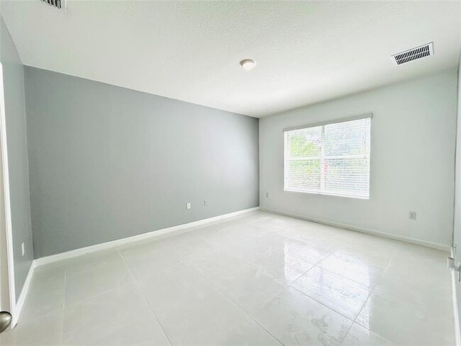 Building Photo - 518 SW Natalie Terrace