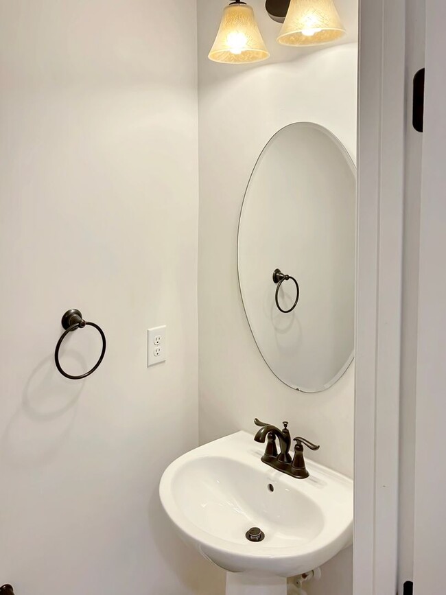 Building Photo - Modern and Luxurious 3 Bed/2.5 Bath in Atlee