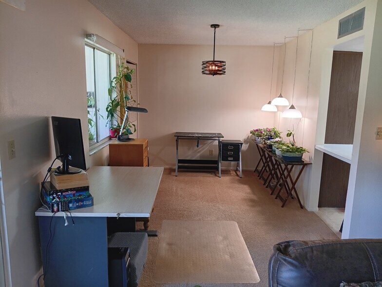 Building Photo - 600 Midway Dr