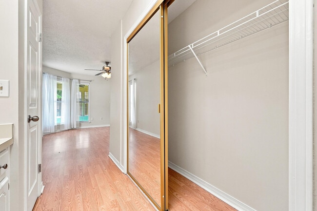 Building Photo - 148 Meadowbrook Ct
