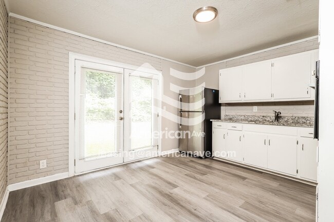 Building Photo - 904 Kirkland Dr