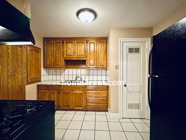 Building Photo - Adorable Ranch in Roeland Park w/ Wood Flo...